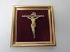  Crucifix sur cadre carré doré et fond en velours rouge