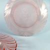 Renée Recycle x Label Emmaüs - Lot de 2 assiettes en verre rose - Gravure frise de fleurs
