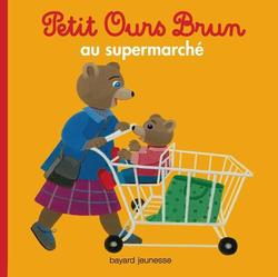 Petit Ours Brun au supermarché - Photo entière