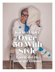 Over 50 with style. Egérie qui rit, muse qui s'amuse - Photo entière