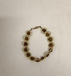 Bracelet de perles en bois recyclées  - Photo entière