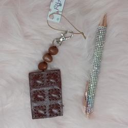 Porte clef tablette de chocolat fabriqué à partir d'un canapé en cuir - Made in Bam  - Photo entière