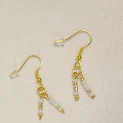 Boucles d'oreilles en perles dorées et balnches recyclées  - Photo 1
