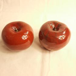 2 pommes décoratives en terre cuite vernissée rouge foncé - Photo 0