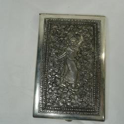 porte cigarette en argent; décor à type de divinité indienne  - Photo 1