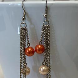 Boucles d'oreille en chaine et perles rouges et blanches recyclées  - Photo 1