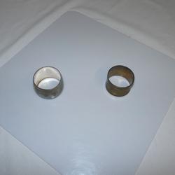 Lot de 2 ronds de serviette dépareillés en métal doré - Photo 1