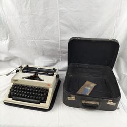 Machine à écrire mécanique "OLYMPIA"  - Photo 1