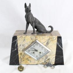 Pendule Art Déco avec un chien assis - Photo 0