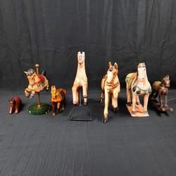 Lot de 7 statuettes de cheval en bois - Photo 0