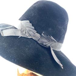 Chapeau noir en velours avec un noeud sur le coté- Flechet Velsoy - Photo 1