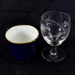 4 verres à pied fins et gravés et 4 tasses à café en porcelaine Manufacture nationale (doré à Sèvres) - Photo 1