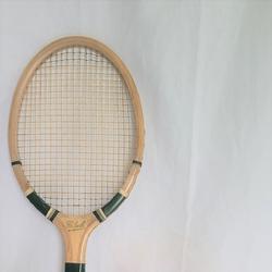 Ancienne raquette de tennis en bois et sa presse (Années 50/60) - Photo 0