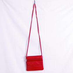 Petit sac bandoulière en cuir rouge - Photo zoomée