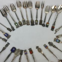 Coffret de petites fourchettes et cuillères en métal argenté  - Photo 1