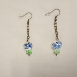 Boucles d'oreilles en chaine et perles à décors chinois recyclées et perles vertes - Photo 1