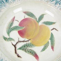 Ancien Plat Demi Creux, Céramique décor Abricots en épaisseur au fond signé d'un trèfle à 4 feuilles-avec usures de glaçure-le tout bien visible sur la photo. - Photo 0