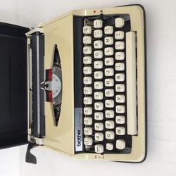 Machine à écrire de marque Brother modele Deluxe 800. - Photo 1
