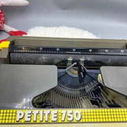 Machine à écrire petite 750 - Photo 1
