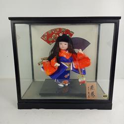 Poupée Japonaise vintage en résine et soie dans sa vitrine  - Photo 0