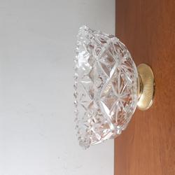 Saladier vintage en verre cristal ciselé sur pied doré - Photo 0
