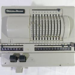 Machine à calculer mécanique dans instruments de mesure de collection " Original Odhner " en métal  - Photo 1