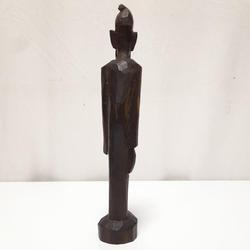 statuette africaine sculptée en bois marron foncé  - Photo 1
