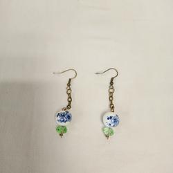 Boucles d'oreilles en chaine avec diamants verts et perles recyclées  - Photo 0
