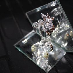 Miniature sculpture d'une licorne en cristal sur miroir - Photo 1