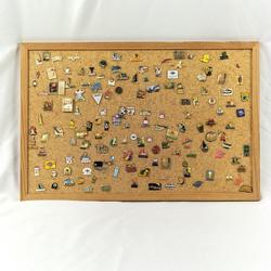 Collection de Pins Vintage sur tableau en liège - Photo 0