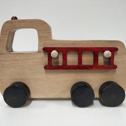 Camion pompier en bois teinté  - Photo 0