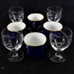 4 verres à pied fins et gravés et 4 tasses à café en porcelaine Manufacture nationale (doré à Sèvres) - Photo 0