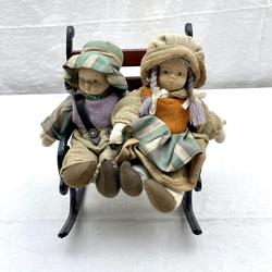 Lot de 2 poupées porcelaine - banc  - Photo 0
