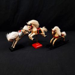 Trio de statuettes de cheval en bois - Photo 0