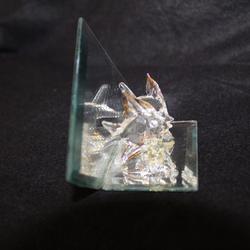 Miniature sculpture d'une paire de poissons en cristal sur miroir en forme cœur - Photo 1