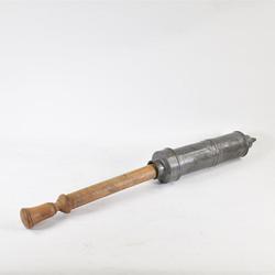 Ancienne seringue en étain et en bois - Photo 1