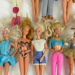 Lot de neuf poupées style Barbie - Photo 1