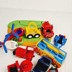 Playmobil lots de 10 petits véhicules incomplets et 1 base verte . - Photo zoomée