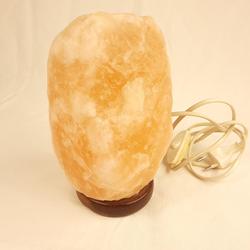 lampe en pierre de sel de l'Himalaya facteur de bien-être - Photo zoomée