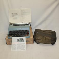 Machine à écrire Olivetti Lettera 32  - Photo 0