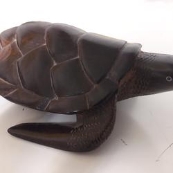 Statuette artisanale de tortue en bois sculptée - Photo 1