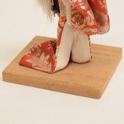 Petite poupée de chiffon geisha sur socle bois  - Photo 0