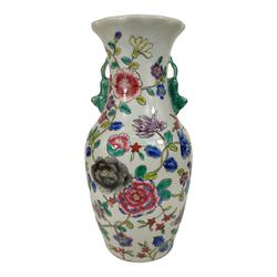 Vase blanc fleuri - peint à la main - Photo zoomée