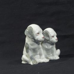 Sculpture 'chiens' en porcelaine - Signé pn/rn  - Photo 0