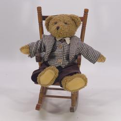 Peluche collection Ourson en costume sur un rocking chair en bois - très bon état - Photo 0