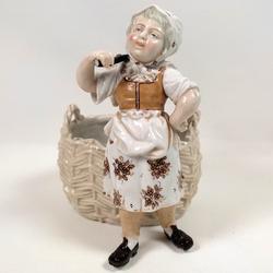 Figurine d'une femme avec paniers en porcelaine  - Photo 0