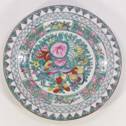 Assiette décorative porcelaine de chine. peinte à l main motifs floraux vert, rouge, jaune rose, bleu clair, fuchsia, noir et brillant dorée  - Photo 0