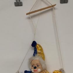 Clown sur balançoire - Photo 0
