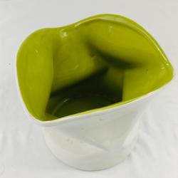 vase en céramique "pliée" - Photo zoomée