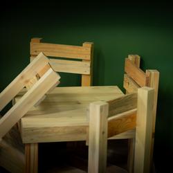 Lot de quatre chaises enfant et une table en bois recyclé - Photo 0